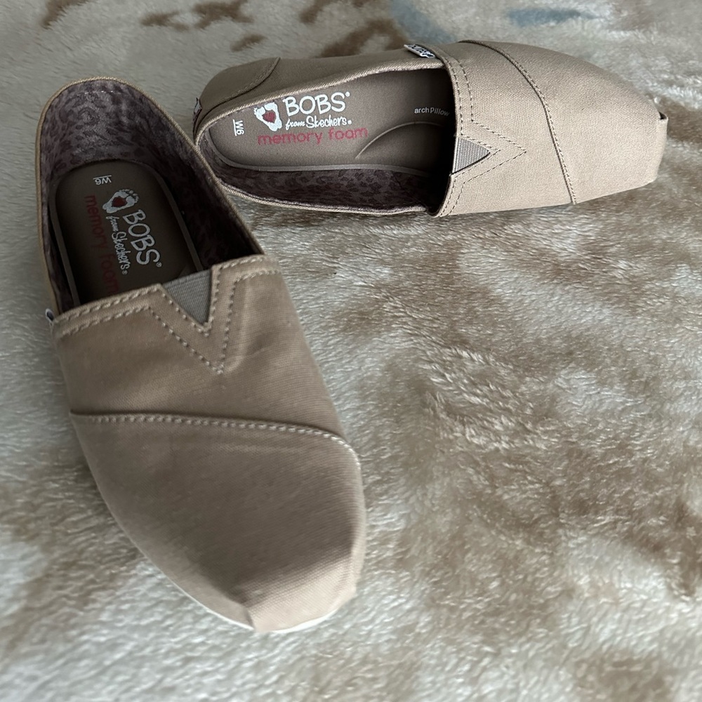 Women’s BOBS from Skechers (size 6)